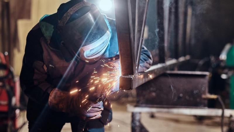Como o Jateamento Abrasivo ao Metal Quase Branco Melhora a Qualidade dos Materiais