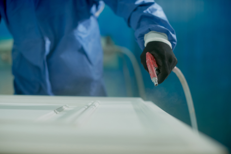 Jateamento Abrasivo em Metais Brancos: Benefícios e Aplicações Essenciais